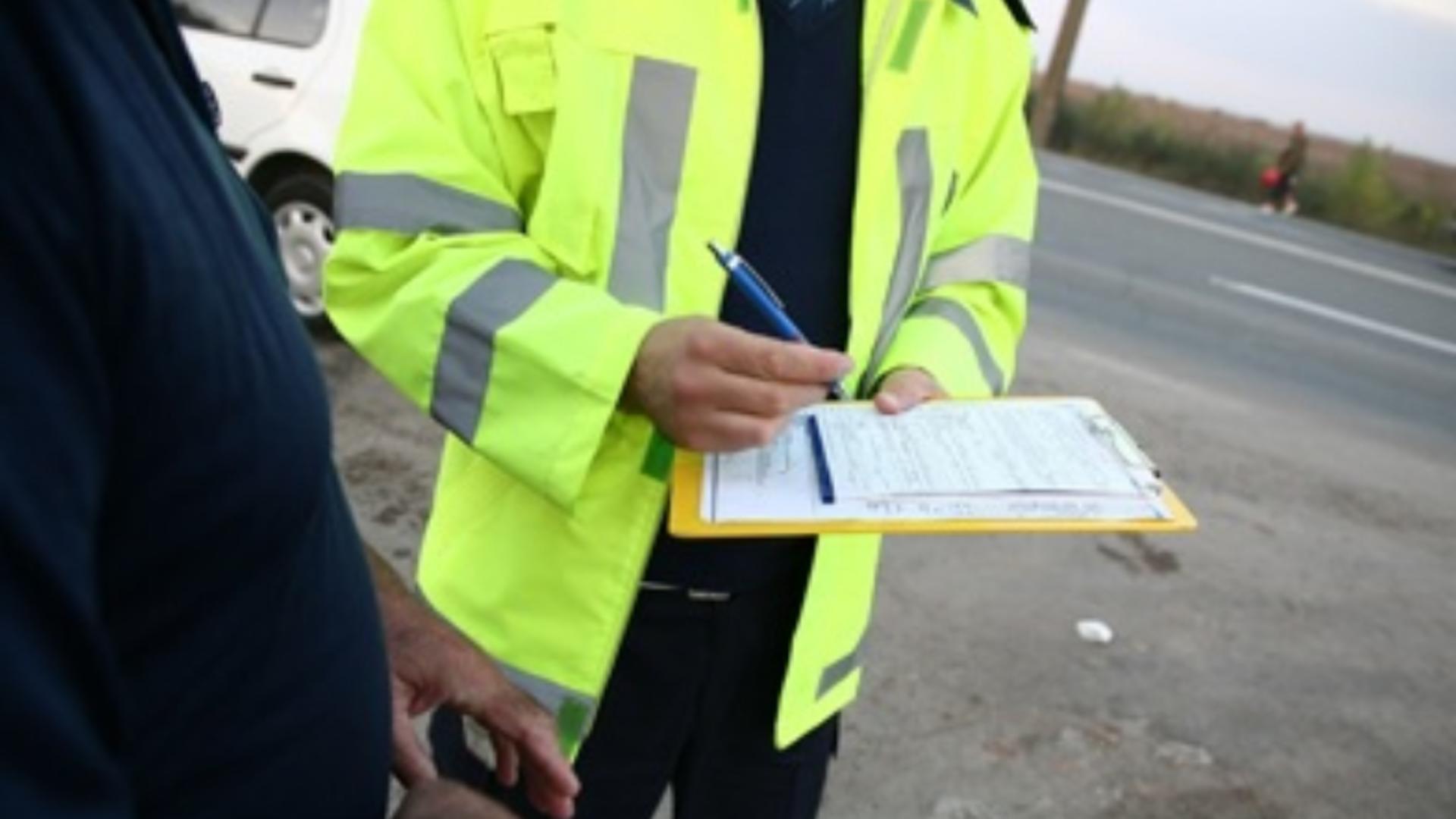 Doi tineri au încercat să mituiască cu 10.000 de euro un polițist rutier. Ce i-au cerut în schimbul banilor
