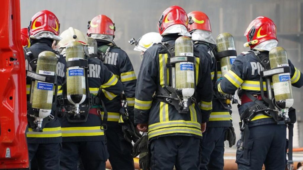 Incendiu devastator, într-un bloc din Vâlcea. Sute de kilograme de gunoi menajer au ars într-o garsonieră. Proprietarul a dat foc pentru a se încălzi