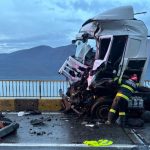 Accident grav la Porțile de Fier. Două TIR-uri s-au tamponat violent. Unul dintre camionagii a decedat pe loc FOTO