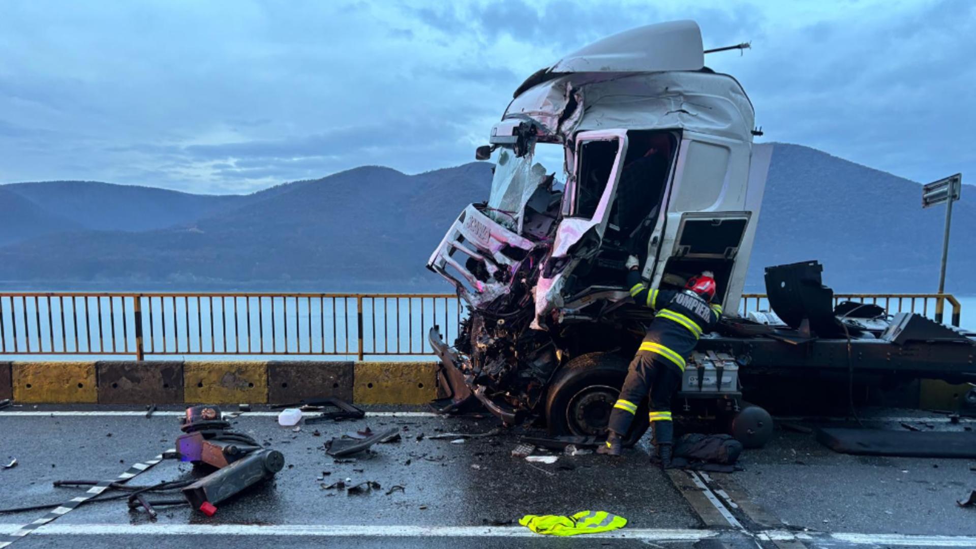 Accident grav la Porțile de Fier. Două TIR-uri s-au tamponat violent. Unul dintre camionagii a decedat pe loc FOTO