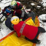 Un turist străin a fost rănit după ce a sărit cu un snowmobil în albia pârâului Azuga. Este în stare gravă la spital