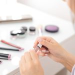 Autobronzant, ruj, ulei de păr și farduri, pe bani publici. O primărie a cumpărat cosmetice de la firma unui deputat