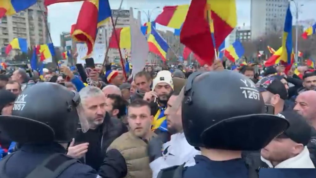 Tensiuni în Piața Victoriei, jandarmii au format un cordon în fața Guvernului. SURSE – Instigatorii care au aruncat cu petarde sunt din galeriile de fotbal – VIDEO