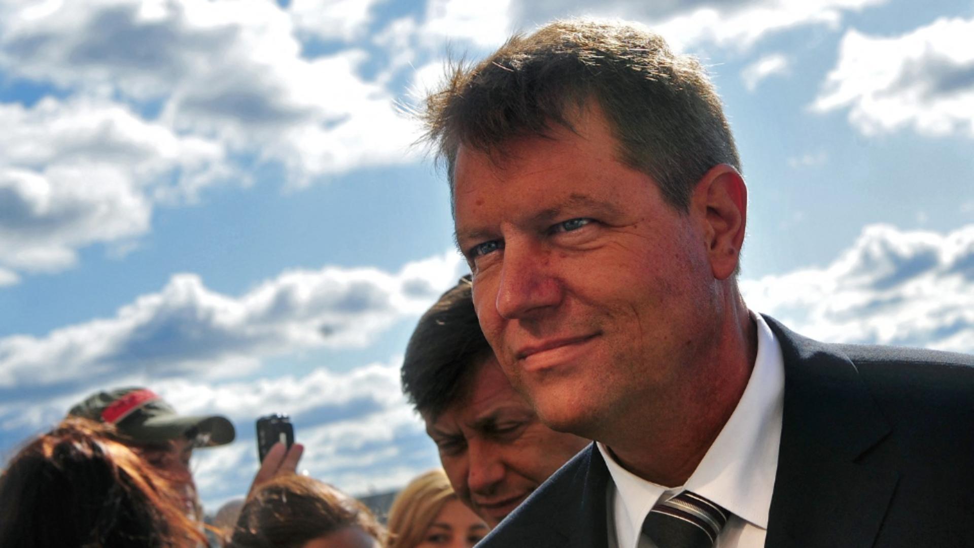 Bomba bombelor: Iohannis a fost ofițer al SECURITĂȚII ceaușiste. Dezvăluiri în presa ungară