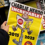 Zece ani de la masacrul din redacția Charlie Hebdo. Publicația i-a comemorat cu umor pe cei 12 oameni răpuși de teroriști jihadiști