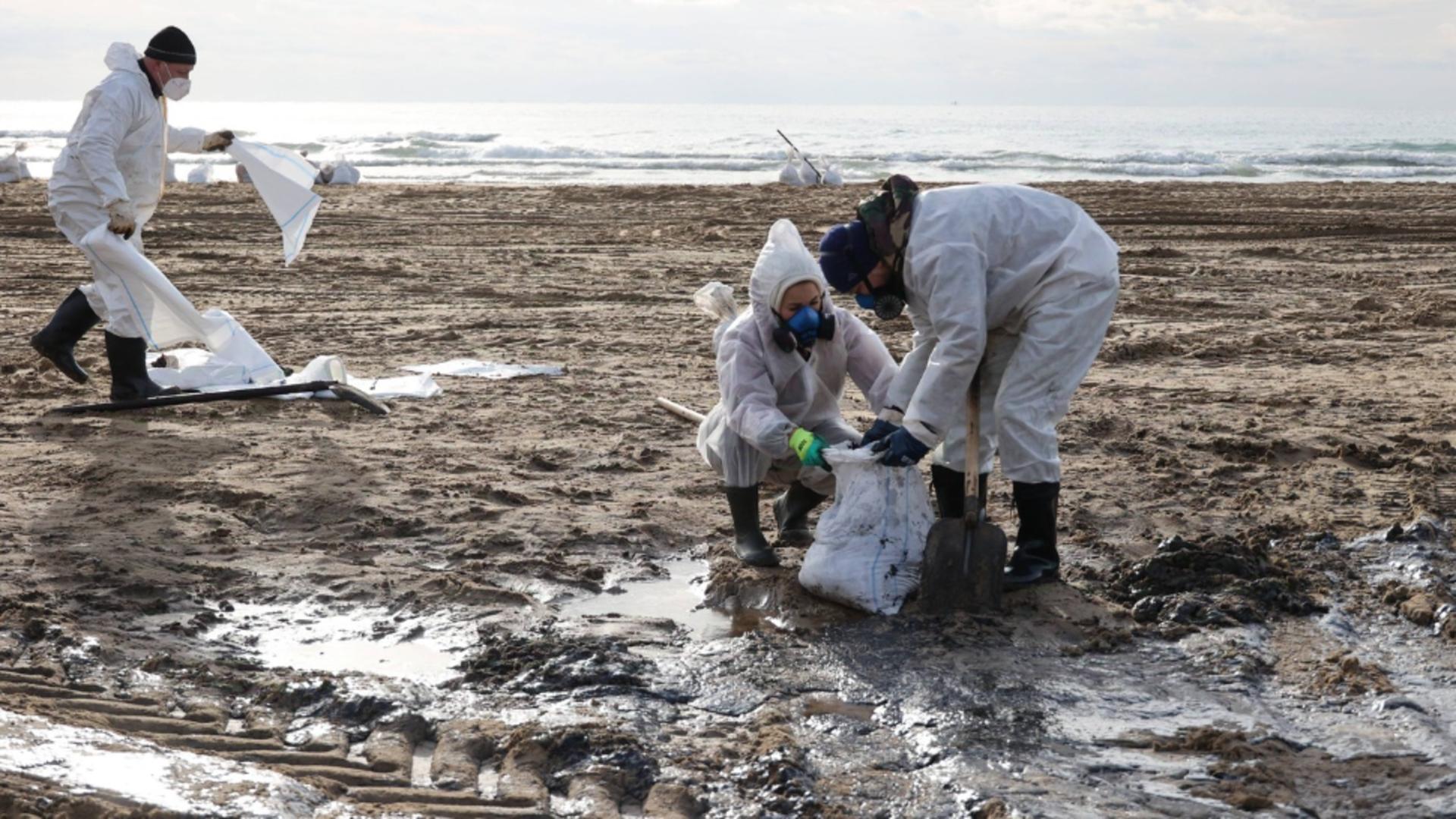 Pata de petrol scursă în Marea Neagră a ajuns și pe coasta Mării Azov, în Ucraina. Dezastrul ecologic se amplifică