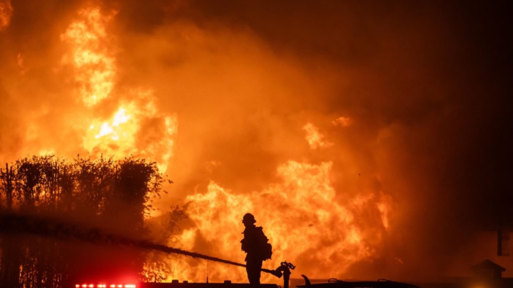 Incendii la Los Angeles. Mai multe celebrităţi se află în pericol. Situaţia este delicată