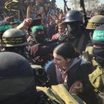 Haos în Gaza la eliberarea unei ostatice israeliene. Femeia, la un pas să fie linșată de mulțimea furioasă