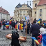 Protest cu coșciugul în fața primăriei Sibiu: „Iohannis a omorât democrația!”