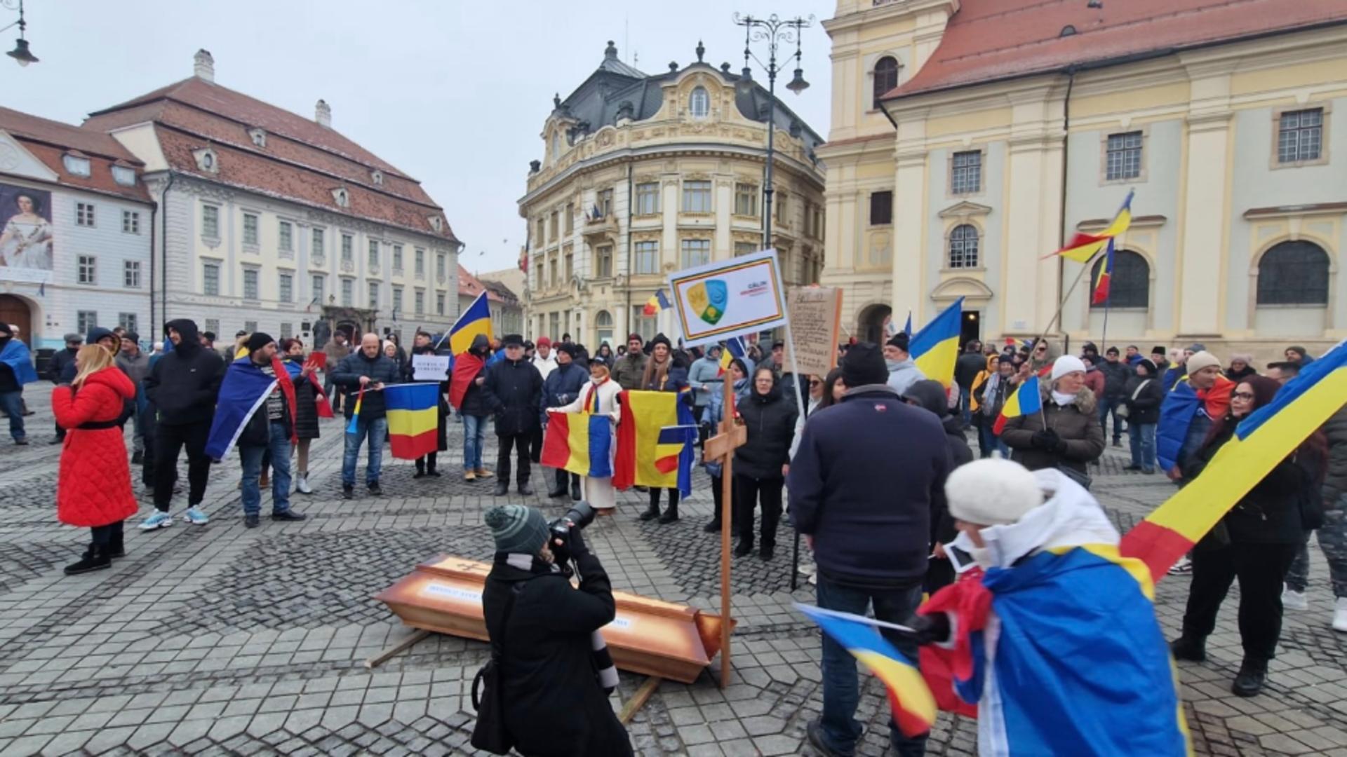 Protest cu coșciugul în fața primăriei Sibiu: „Iohannis a omorât democrația!”