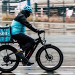 Cod Rutier 2025. Noi reguli și amenzi, de anul acesta. Ce riscă livratorii de mâncare