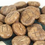 Etalarea RUNELOR, vineri, 3 ianuarie 2025. Ce mesaje îți transmite universul, în funcție de zodie