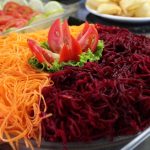 Salată de sfeclă roșie cu morcovi, cartofi și mazăre, o rețetă ideală după mesele îmbelugate de sărbători