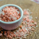 De ce simți nevoia să consumi multă sare. Ce transmite, de fapt, organismul. Poate fi un semnal alarmă