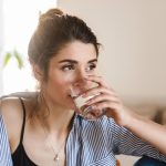 4 semne că bei prea multă apă. Cum poate acest lucru să-ți afecteze starea de bine