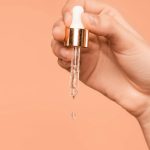 Cum să prepari acasă un ser de față cu Vitamina C. Conține doar ingrediente naturale și este rețeta perfectă pentru o piele luminoasă și sănătoasă