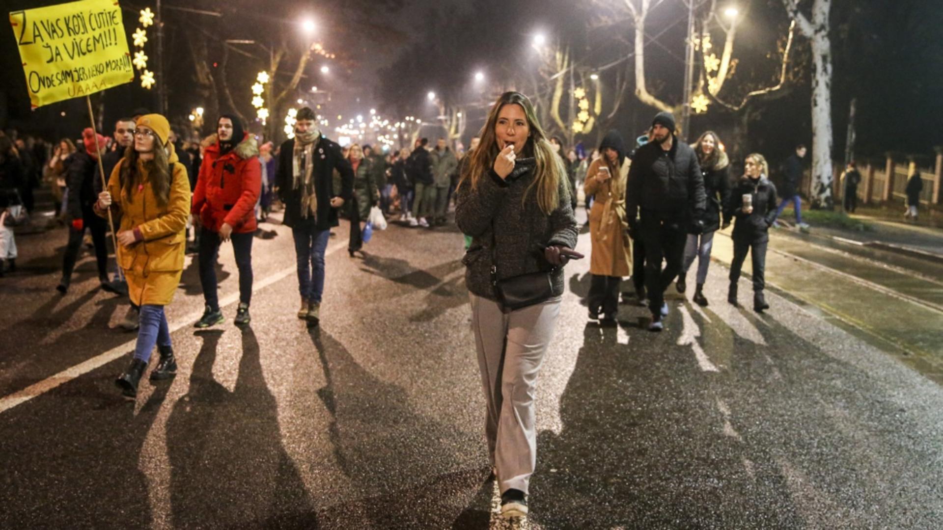 Incident grav în Serbia. O tânără a intrat cu mașina în plin în oamenii prezenți la un protest