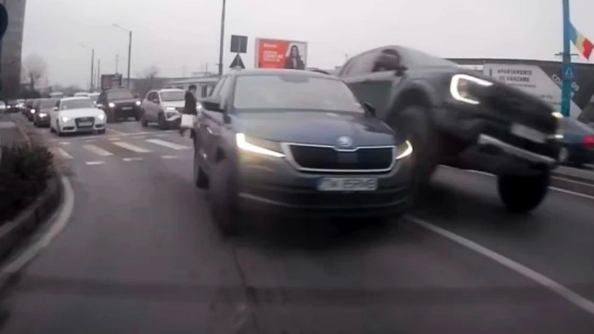 VIDEO. Șicanare în trafic ca-n filme, în Timișoara. Șoferii certăreți au dat cu subsemnatul la poliție