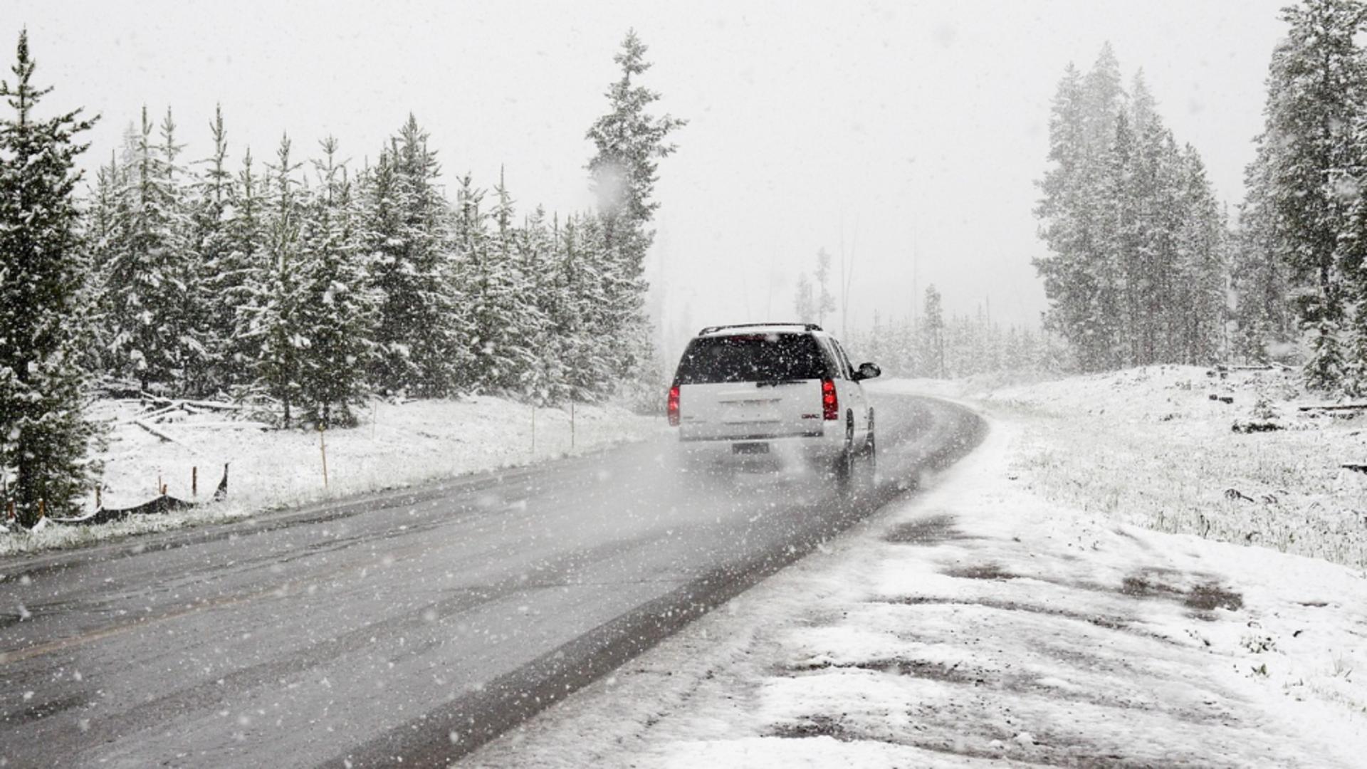 Ninge viscolit în mai multe zone montane din țară. Echipajele de deszăpezire intervin