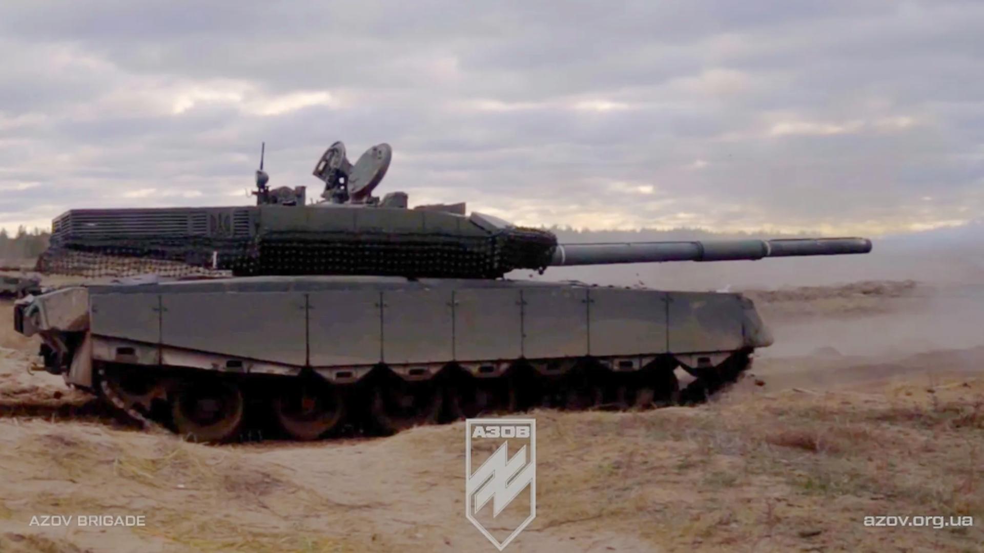 Ucrainenii au trimis la luptă „Tancul Frankenstein”, asamblat din componente de T-90M și T-80 rusești