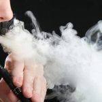 Țigările electronice pot provoca PNEUMONIE CHIMICĂ. Pe termen lung – risc de infarct și AVC. Avertismentul unui pneumolog român