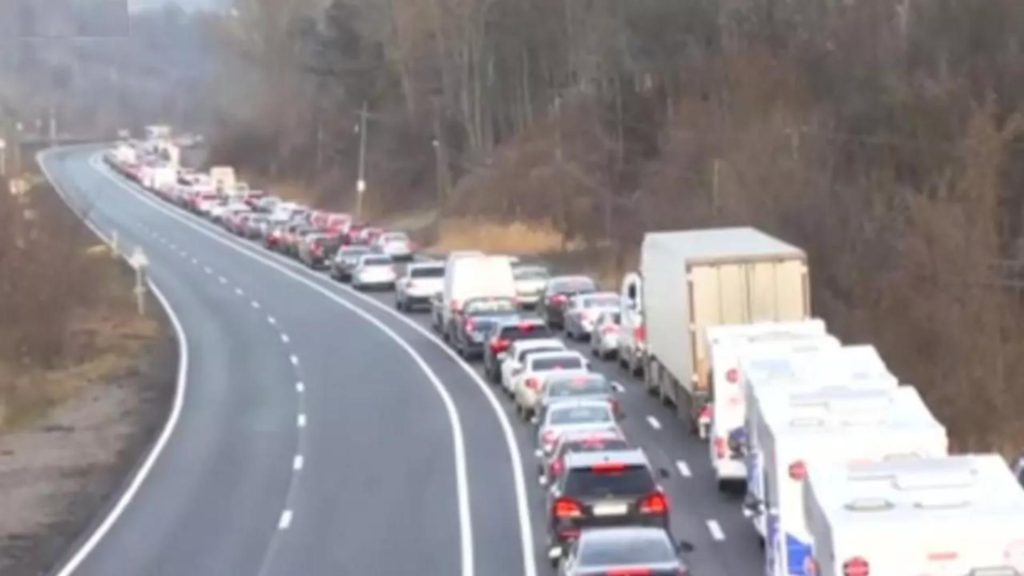 Trafic bară la bară pe Valea Prahovei. Românii se plimbă între stațiuni sau pleacă spre casă