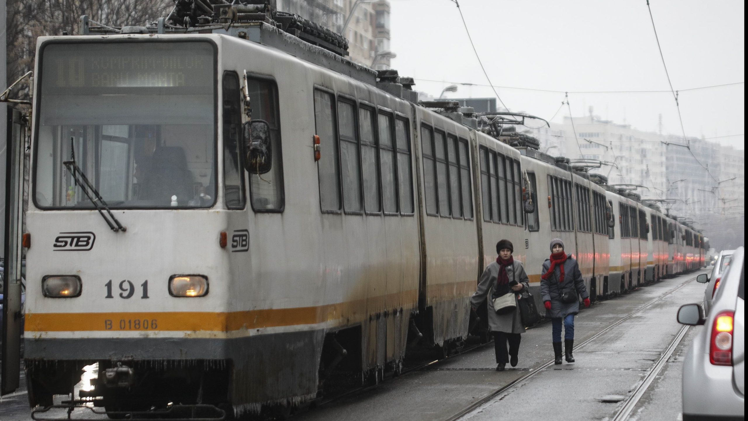 O persoană a MURIT după ce a făcut infarct în tramvai! Traficul pe linia 25, BLOCAT, marți seară: ce măsuri a luat STB