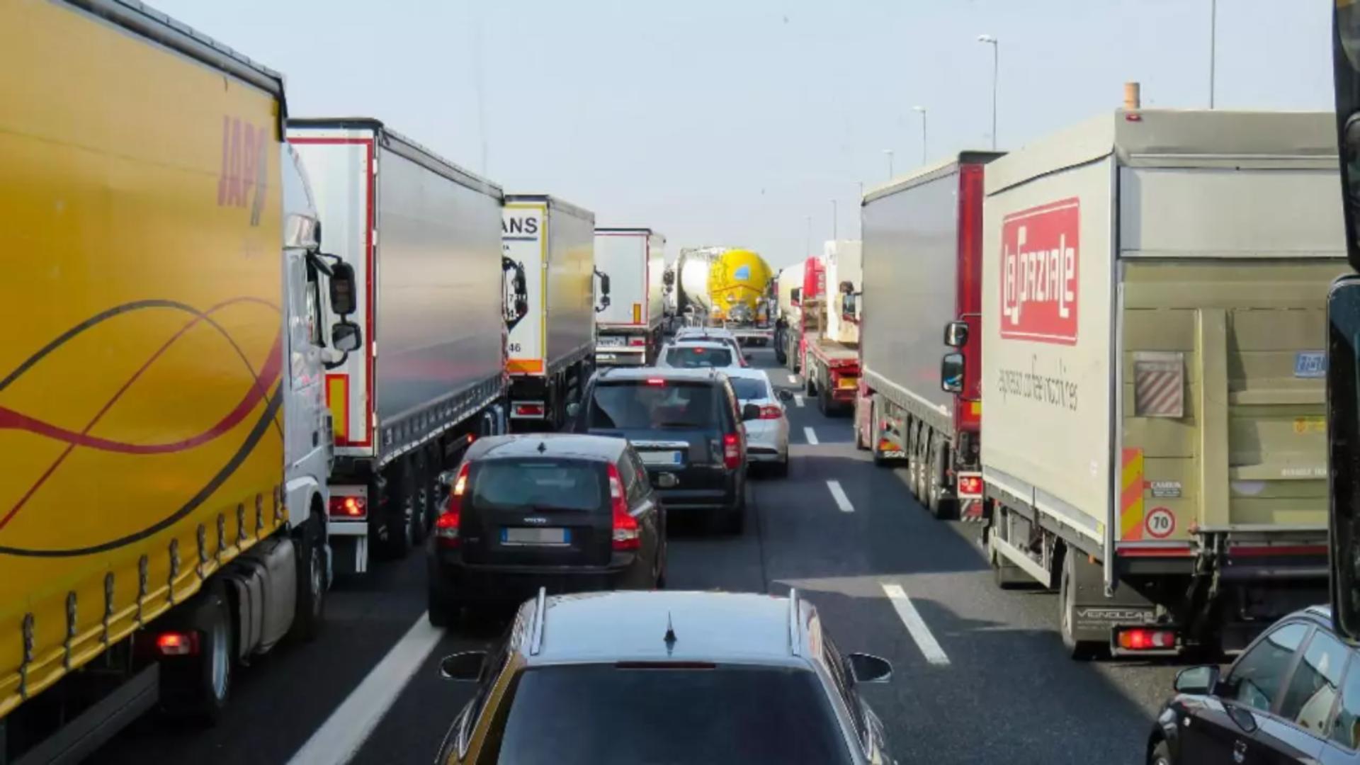 Direcţia Regională Vamală Iaşi a descoperit bunuri în valoare de 910.000 lei într-un camion care venea din Grecia şi se îndrepta către Ucraina