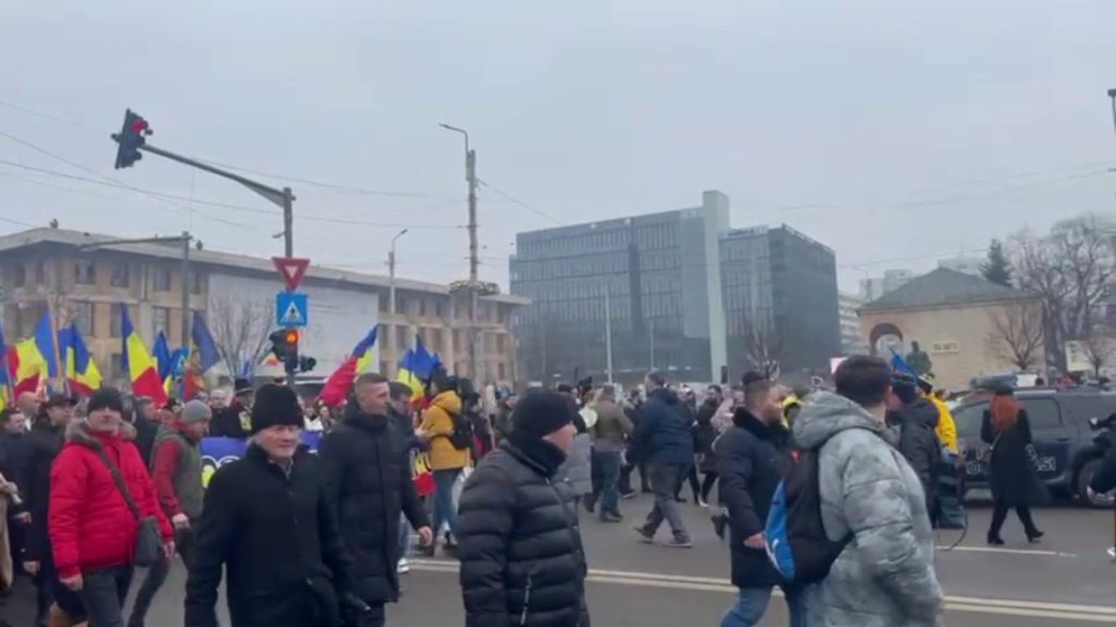 Politicienii PSD şi PNL, huiduiţi la Iași, la manifestările oficiale de Ziua Unirii. S-au auzit fluierături şi în timpul slujbei religioase – VIDEO