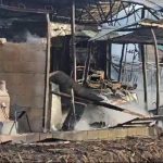 Pericol de EXPLOZIE în urma unui INCENDIU izbucnit la o hală ce aparține unei ferme agricole din judeţul Alba. În zonă sunt depozitate 4 tone de azotat