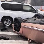 Impact violent pe un bulevard din Ploiești: o mașină s-a răsturnat după ce s-a izbit de un SUV parcat. 3 persoane au fost rănite