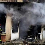 Incendiu cu degajări mari de fum la parterul unui bloc din Ploiești. Două persoane au avut nevoie de îngrijiri medicale