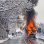 Imagini halucinante în trafic, după ce un trailer care transporta 8 maşini a luat foc. Circulaţia este blocată pe DN 72, în judeţul Dâmboviţa