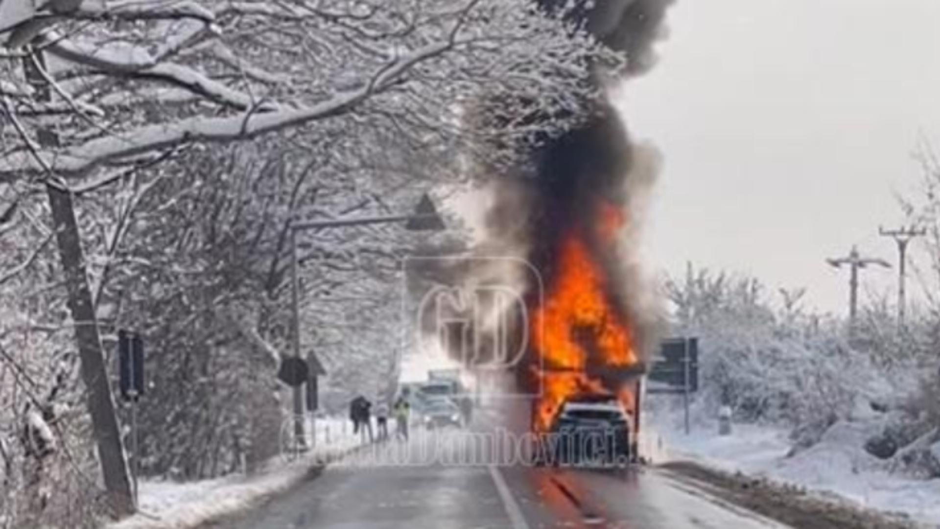 Imagini halucinante în trafic, după ce un trailer care transporta 8 maşini a luat foc. Circulaţia este blocată pe DN 72, în judeţul Dâmboviţa