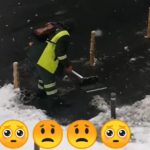 Un angajat Romprest aruncă zăpada pe trotuar: imagini halucinante VIDEO