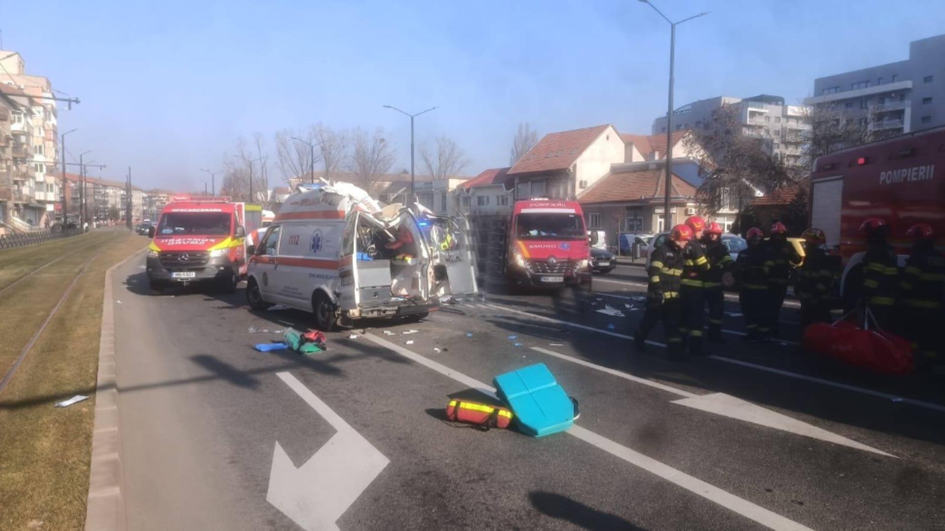 Ambulanţă aflată în misiune, implicată într-un grav accident în judeţul Bihor. 3 persoane rănite: una se află în cod roșu medical FOTO