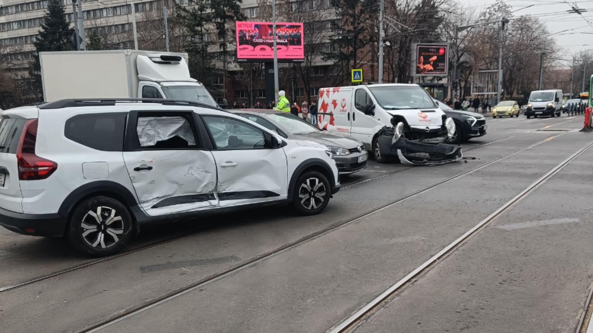 Tamvaiele liniilor 10 și 11, BLOCATE pe sensul spre Podul Grozăvești, din cauza unui accident rutier