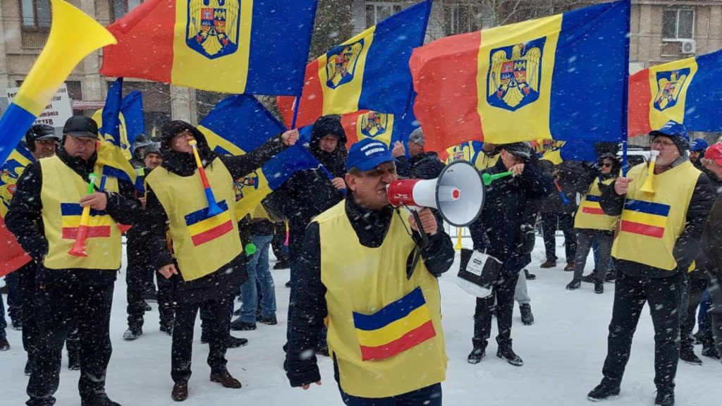 Angajații CFR, pentru a doua zi în stradă. Zeci de oameni protestează în fața Ministerului Transporturilor