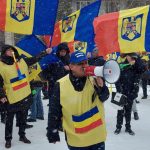 Angajații CFR, pentru a doua zi în stradă. Zeci de oameni protestează în fața Ministerului Transporturilor