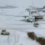 Încă o zi cu trafic în condiții de iarnă pe Aeroporturile Otopeni și Băneasa din Capitală. Nicio cursă nu este anulată VIDEO