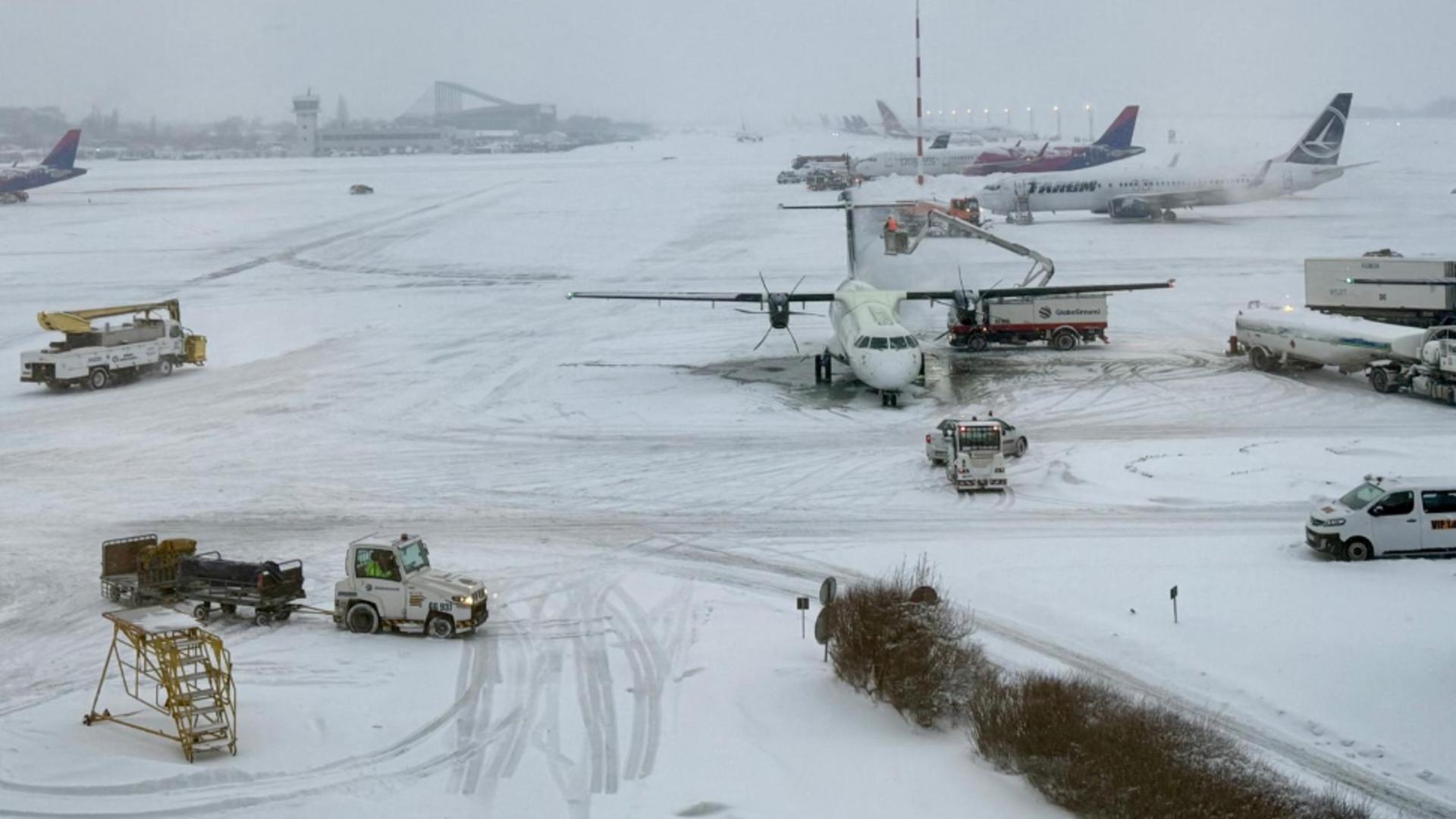 Încă o zi cu trafic în condiții de iarnă pe Aeroporturile Otopeni și Băneasa din Capitală. Nicio cursă nu este anulată VIDEO