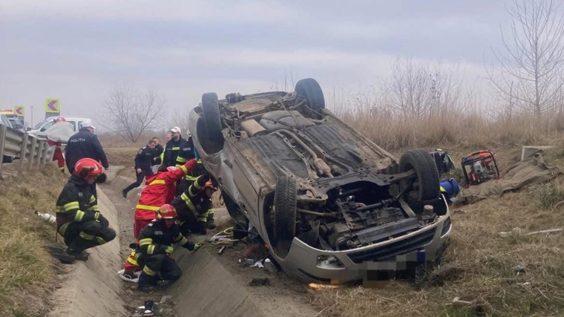 Accident dramatic în județul Alba: o mașină a căzut de pe un pod și s-a răsturnat. O tânără de 29 de ani se zbate între viață și moarte – Intervine elicopterul SMURD