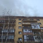 INCENDIU violent, cu degajări mari de fum, la mansarda unui bloc din Chiajna. ISU intervine în forță – 10 autospeciale, trimise la fața locului