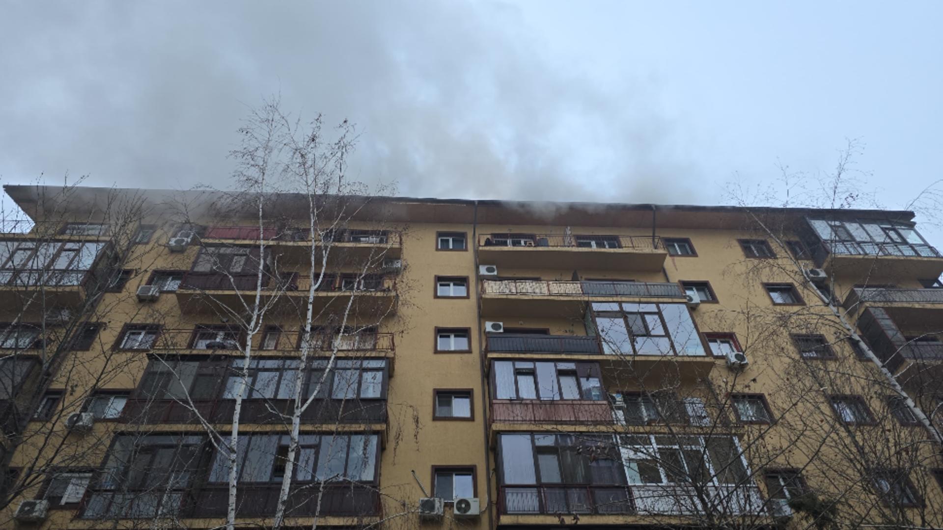 INCENDIU violent, cu degajări mari de fum, la mansarda unui bloc din Chiajna. ISU intervine în forță – 10 autospeciale, trimise la fața locului