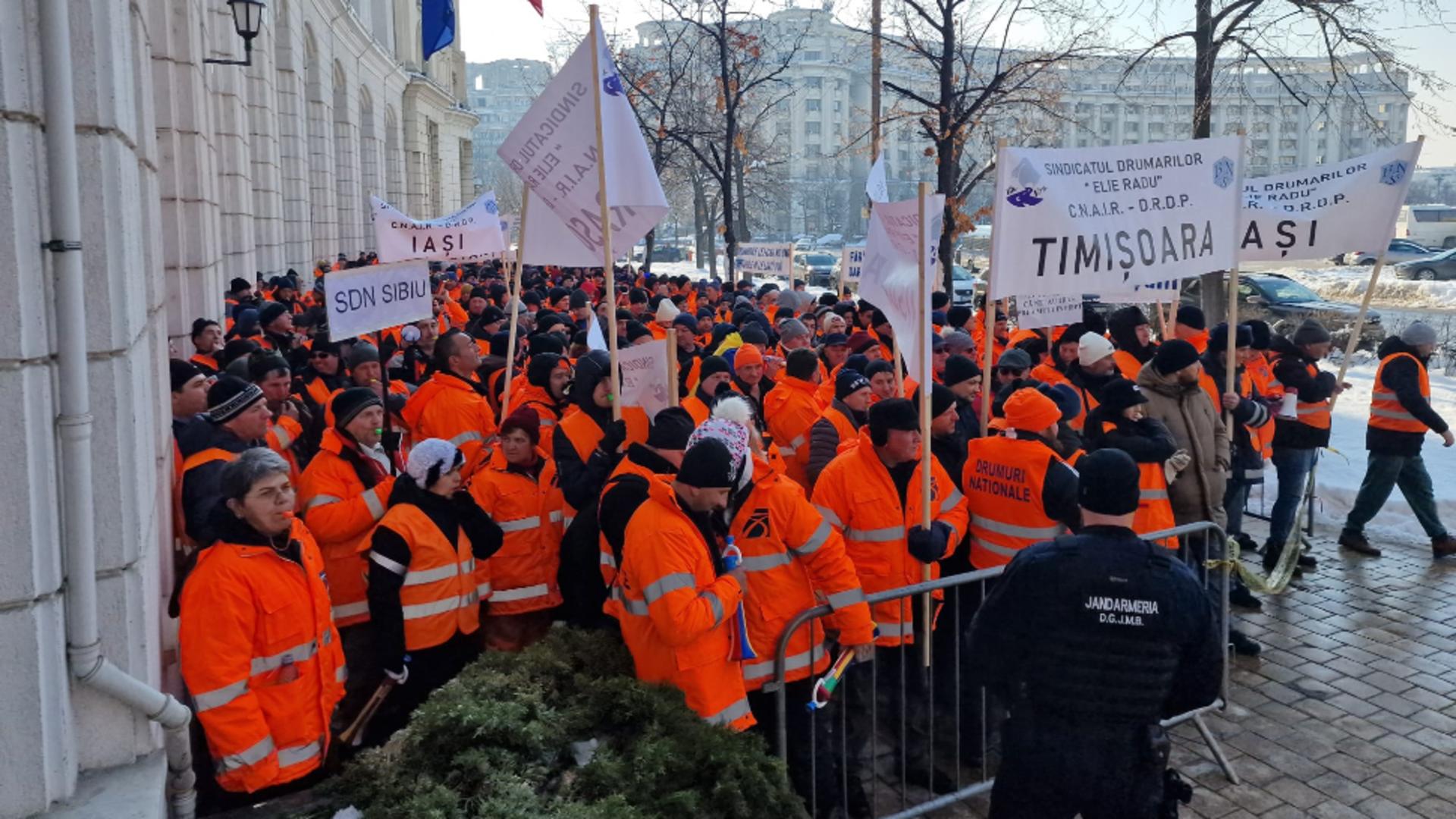 VIDEO. Protest al angajaților CNAIR în fața Ministerului de Finanțe. „Suntem în pragul unui dezastru rutier și social”