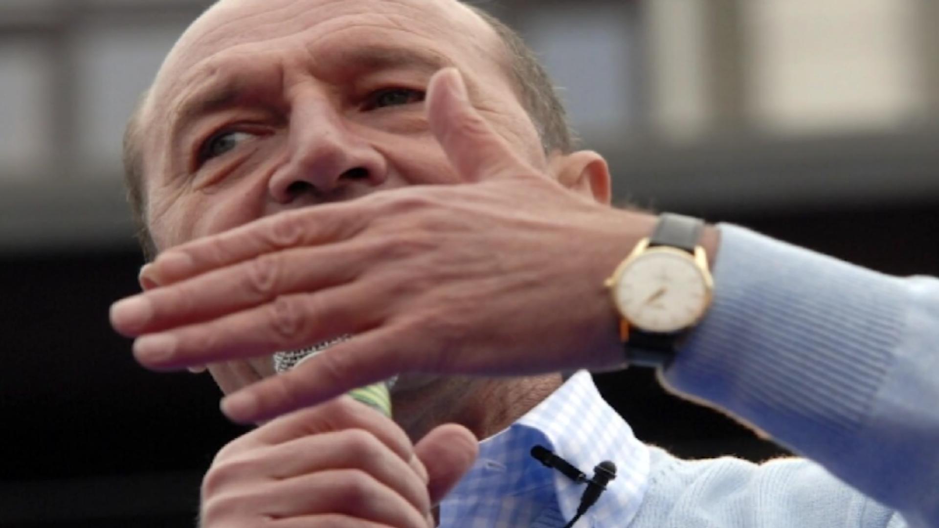 Traian Băsescu, despre Marcel Ciolacu: „E ridicol să-ţi pierzi vremea pe TikTok, să mânânci sarmale, să dai jos pisici”