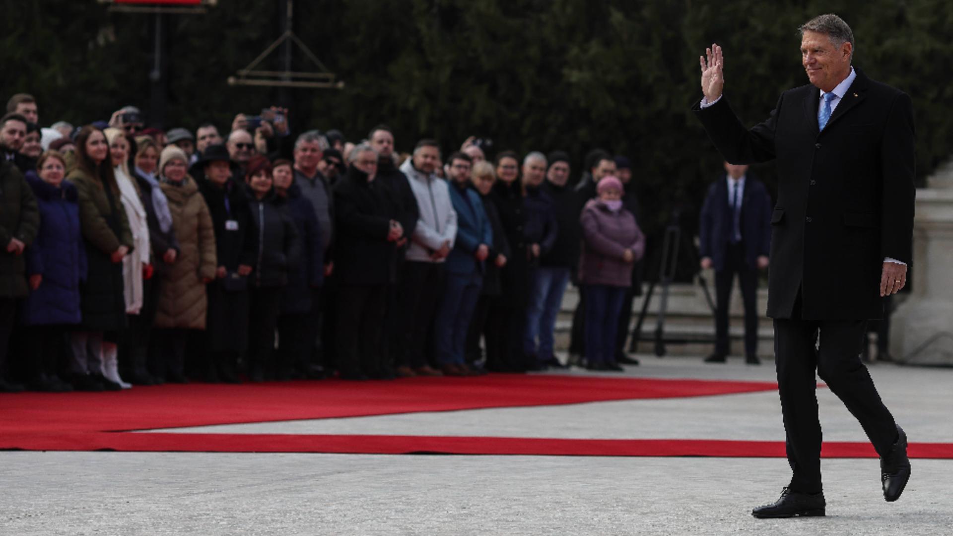 Românii s-au dezlănțuit în ziua debarcării lui Iohannis de la Cotroceni: ”Ce era România distrusă, dar ăsta, în 10 ani, a băgat-o în pământ!”