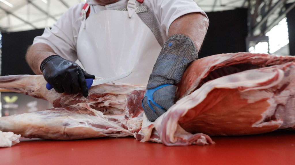 Trei măcelării închise și sute de kg de carne retrase de la vânzare, după un control al Protecţiei Consumatorilor 