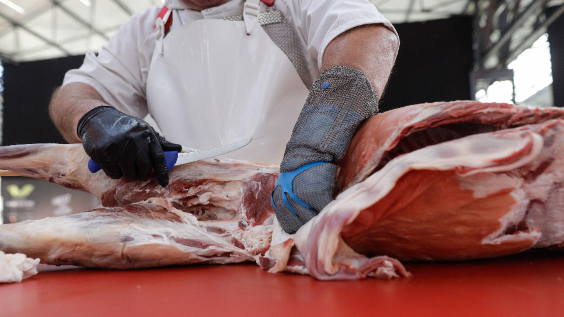 Trei măcelării închise și sute de kg de carne retrase de la vânzare, după un control al Protecţiei Consumatorilor 