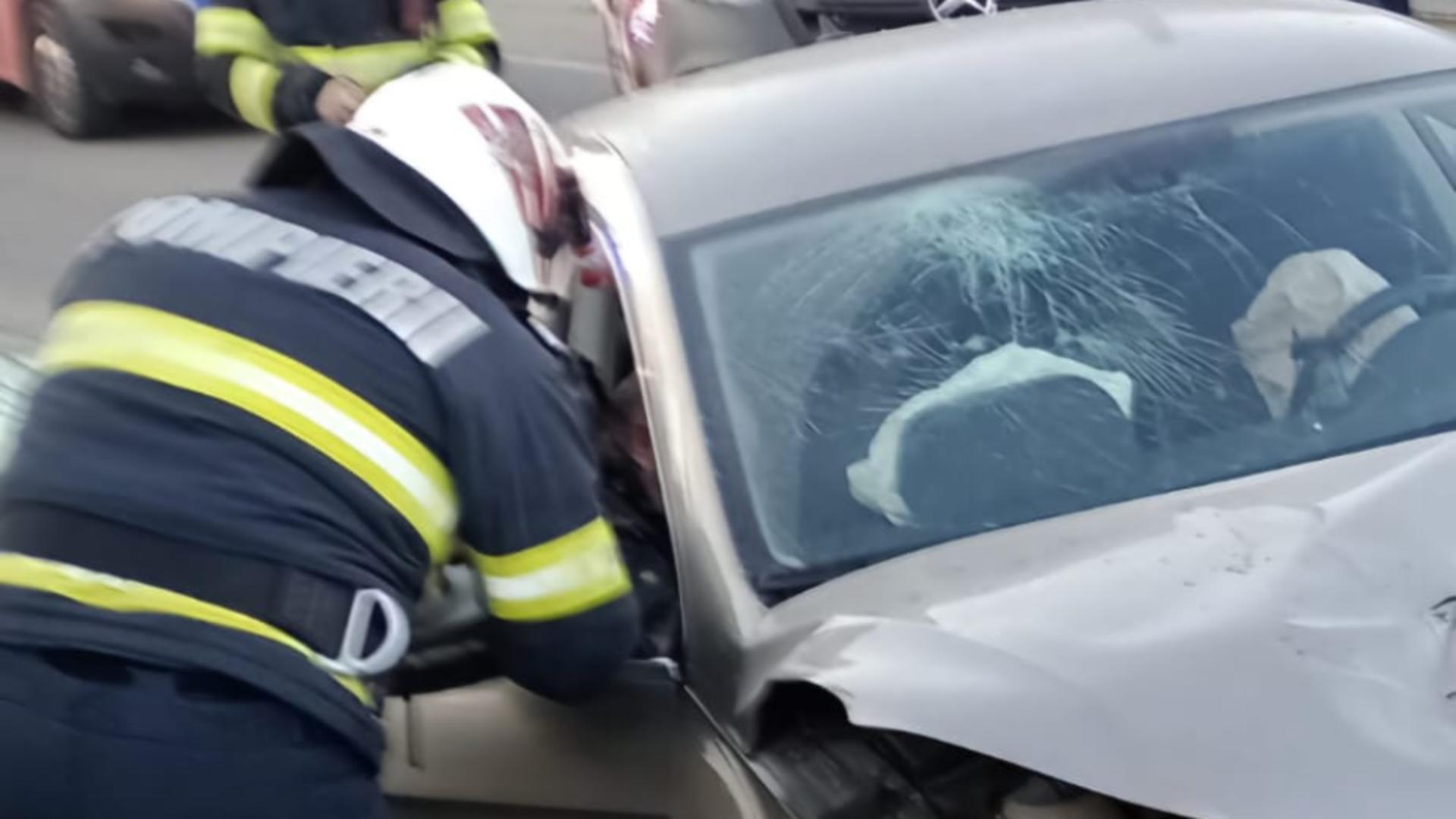 Accident grav pe DN 15D. Trei persoane au fost rănite și au fost duse la spital